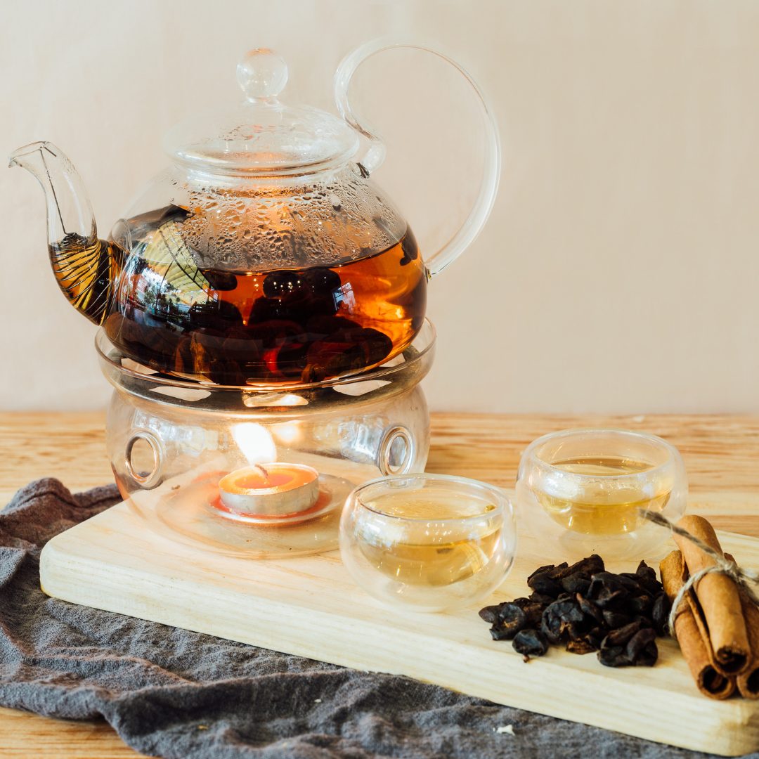 Cascara-Aufguss in einer Glaskanne mit zwei Gläsern